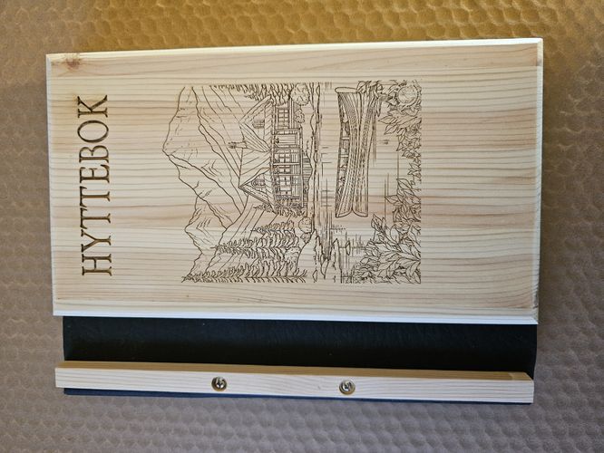 401. Hyttebok tre, motiv hytte